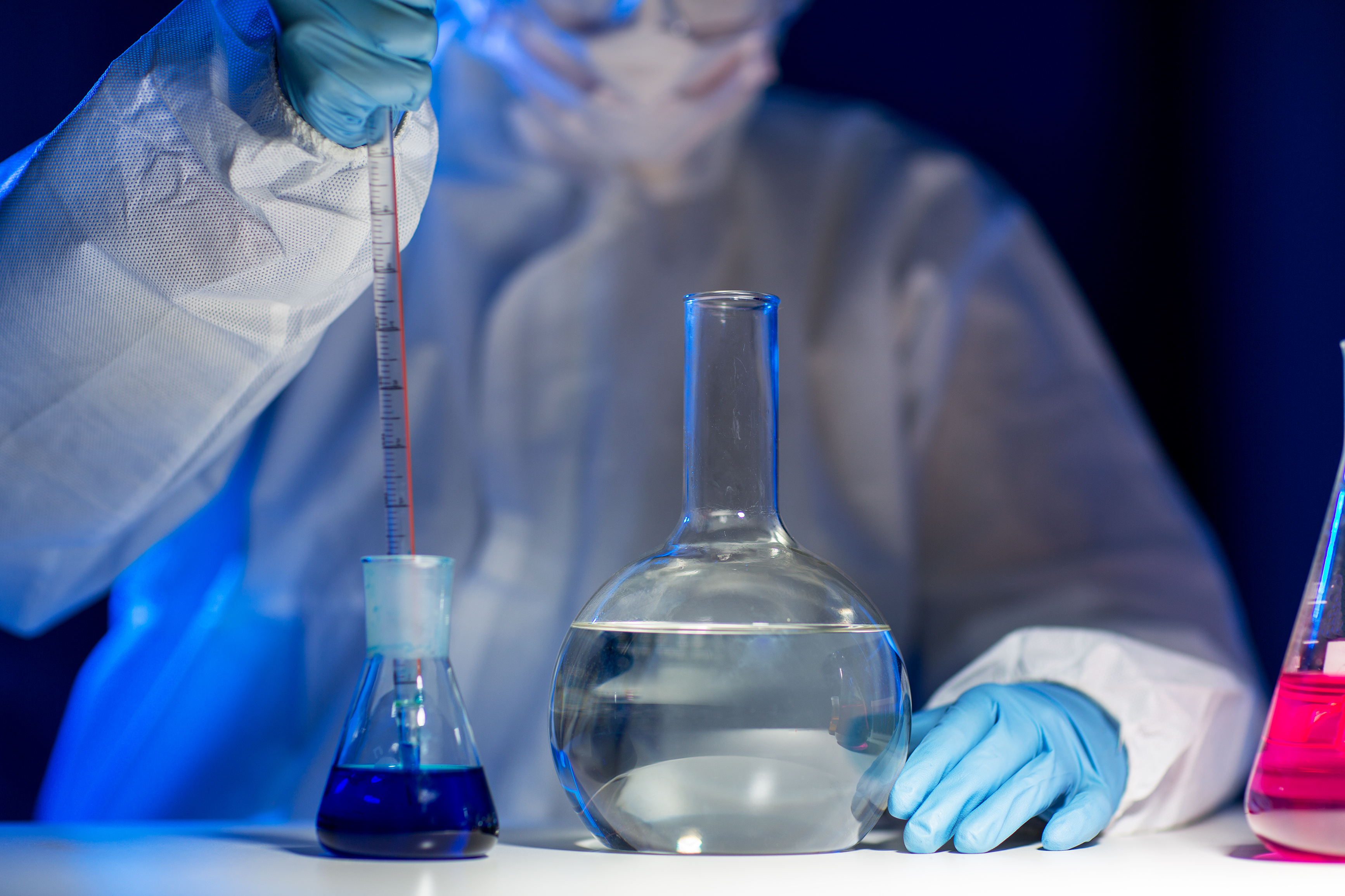 Cristalería de destilación: cómo elegir el condensador y el conjunto adecuados para su laboratorio